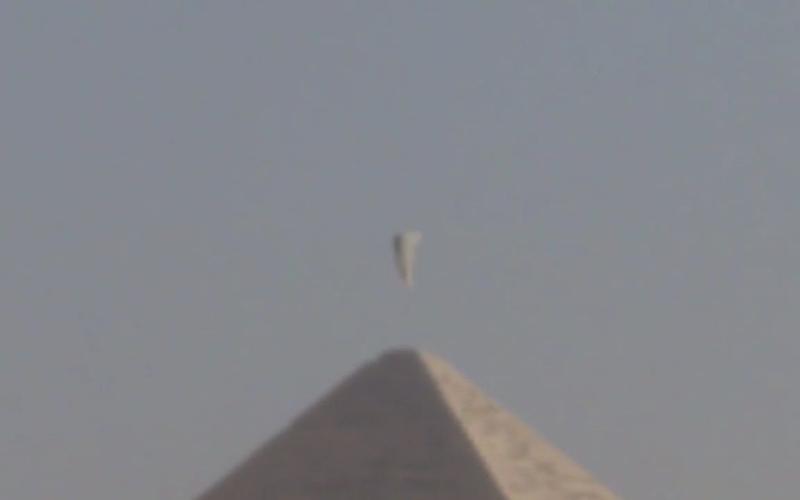 埃及金字塔上空拍摄到的三角形ufo,像是在从金字塔吸收能量!