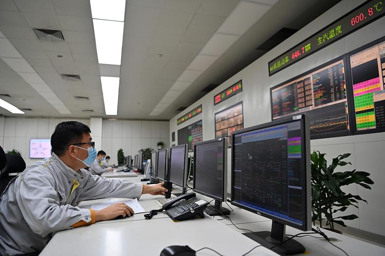 工作人员在国投北疆发电厂机组集中控制室内值班(12月7日摄).