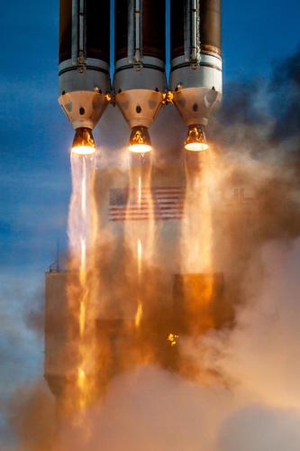 美国德尔塔Ⅳ重型火箭发射高清猛照 将一颗新间谍卫星送入轨道