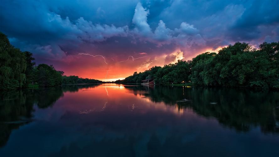 闪电 壁纸 黄昏的风景,河流,风暴云,房子,树木,闪电 桌布 - 1366x768