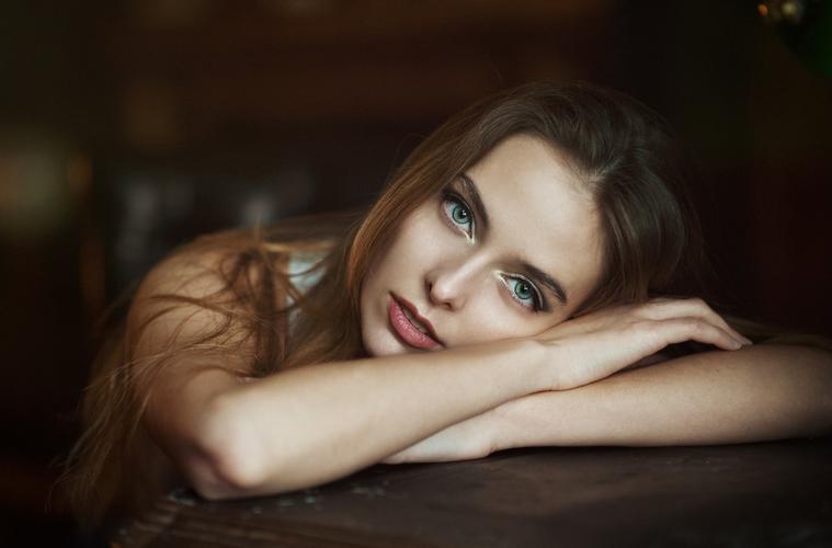 人物模特阿米娜卡蒂诺娃美女人像maximmaximov红发绿眼睛艺术设计摄影