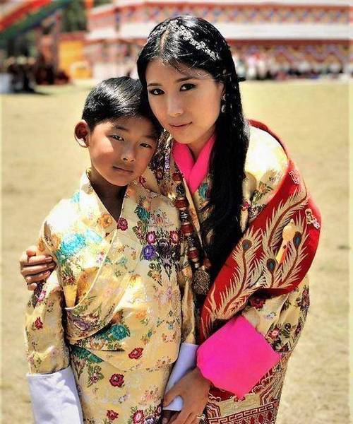 原创不丹美女公主生日照真惊艳戴钻石发箍哪像41岁90后王后输惨了