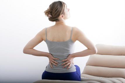 在一个女人的腰背痛照片