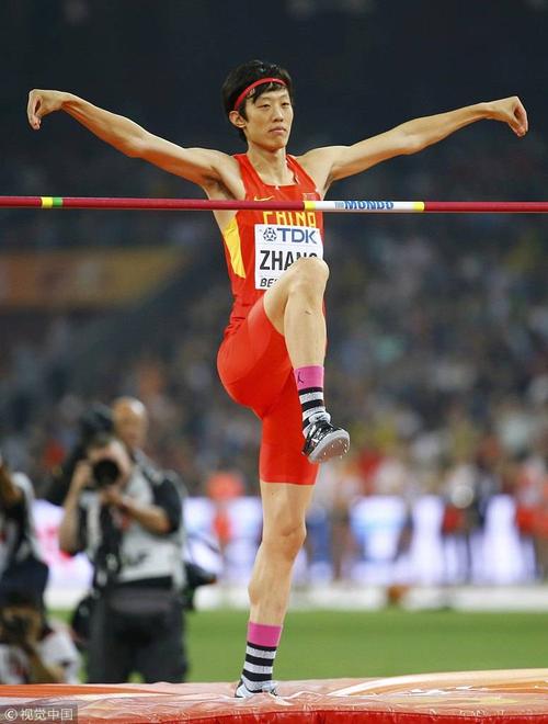 张国伟在全国室内田径锦标赛中跃过了2米32,打破了全国室内纪录