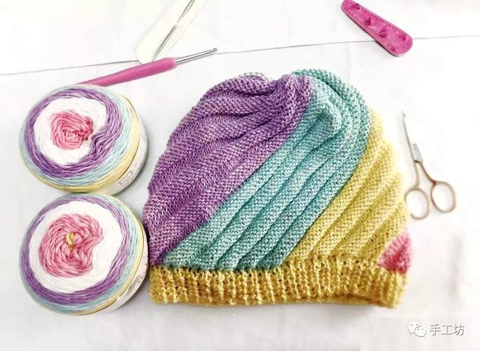 免费报名/《彩月》一款适合新手编织的简易螺旋花彩虹帽!