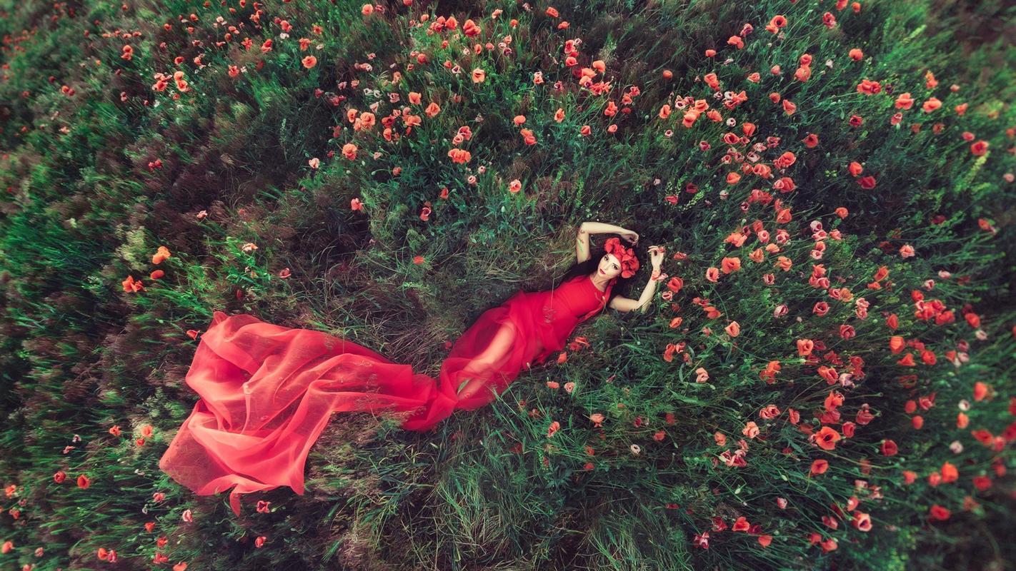 2020-06-16壁纸标签:罂粟花鲜花花海红色裙子礼服花环美女唯美桌面