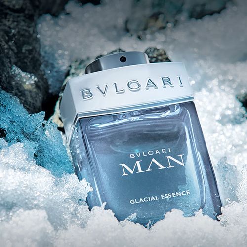 bvlgari宝格丽极地冰峰男士香水香水瓶,背景为白雪皑皑的群山.