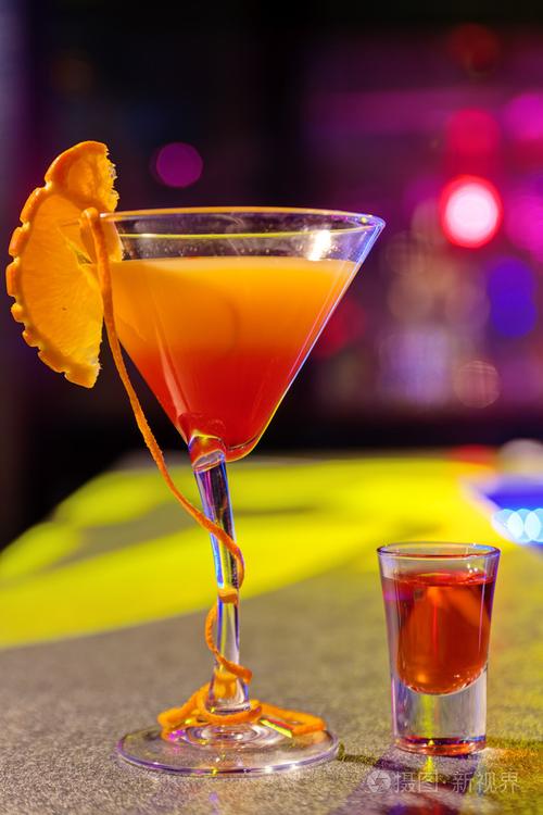 鸡尾酒在酒吧夜总会与鲜艳的色彩
