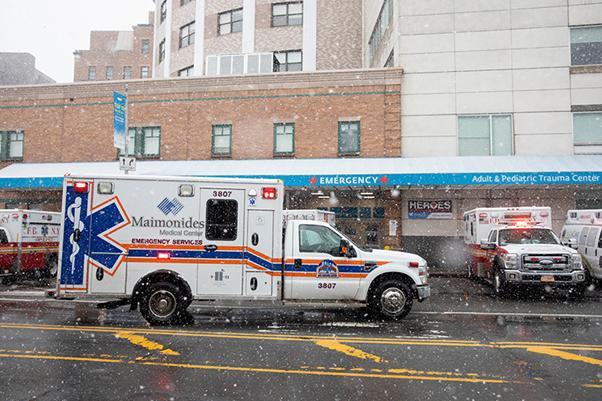 2021年2月22日,救护车抵达美国纽约一家医院的急诊入口.图|新华社