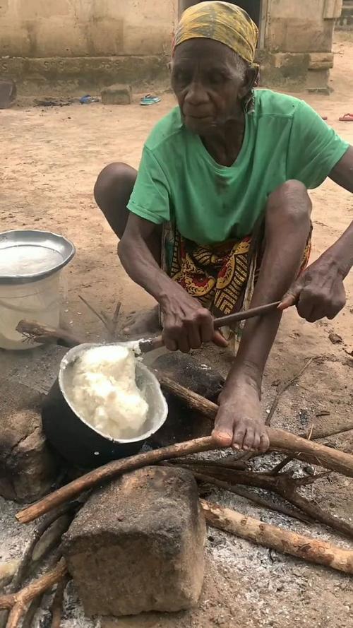 这位大爷正在做非洲有名的美食,那就是西马,特别好吃