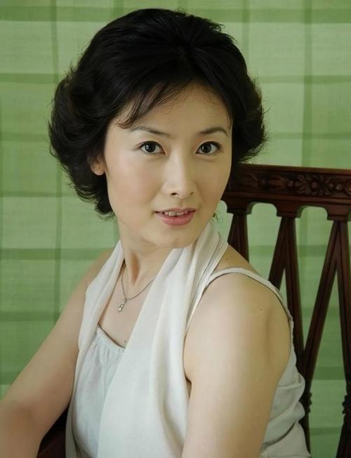 演员陈娜个人资料简介:她在《快乐星球》中饰演的乐乐妈,成为了很多