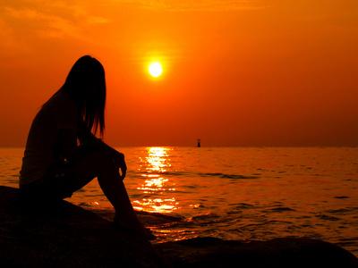 一个女人独自一人看日落照片