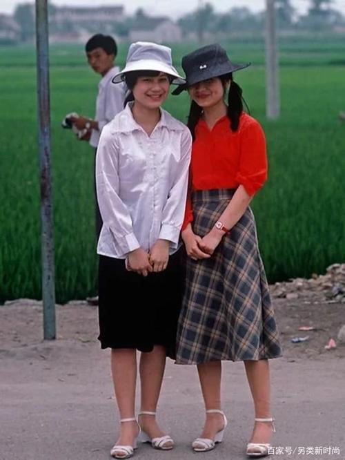 上世纪80年代的中国女性穿搭,时尚感爆棚,满满的都是回忆