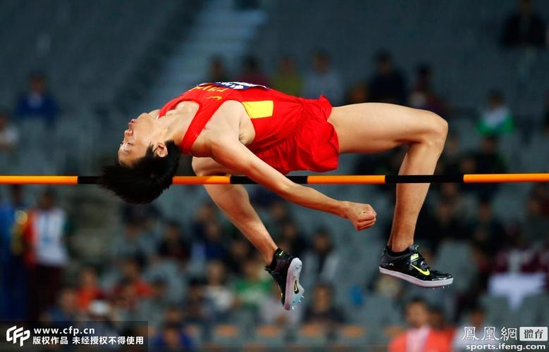 张国伟则以2.33米夺得银牌.
