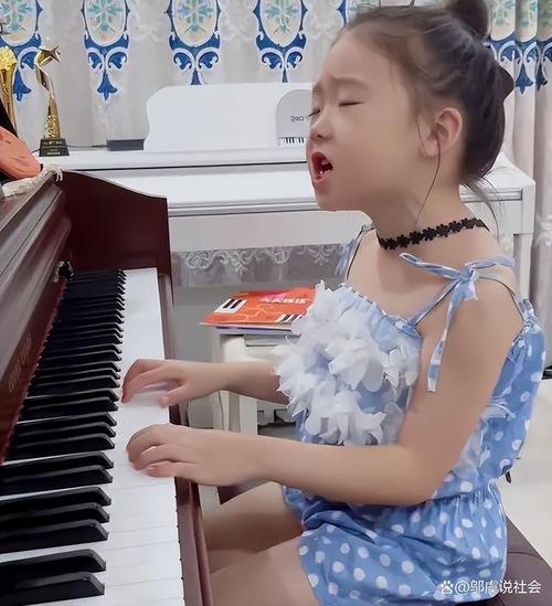 "娃哈哈"女孩钢琴弹唱震惊郎朗,网友:魔性弹唱让人上头,鼓掌