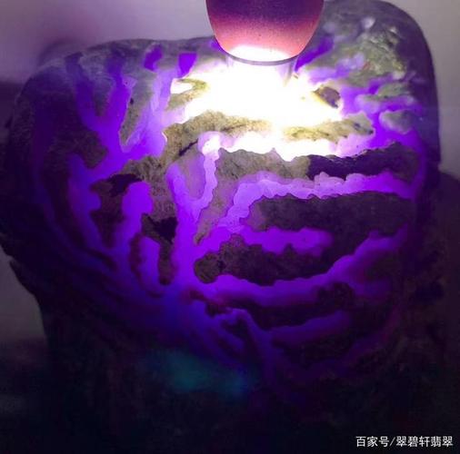 紫罗兰翡翠原石打灯图