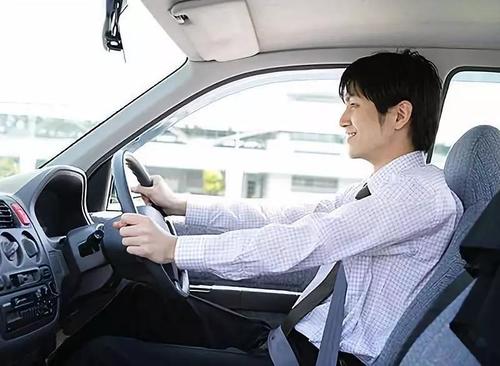而日本人应该是世界上开车最规矩的人了,他们的鸣笛频率大概是中国的