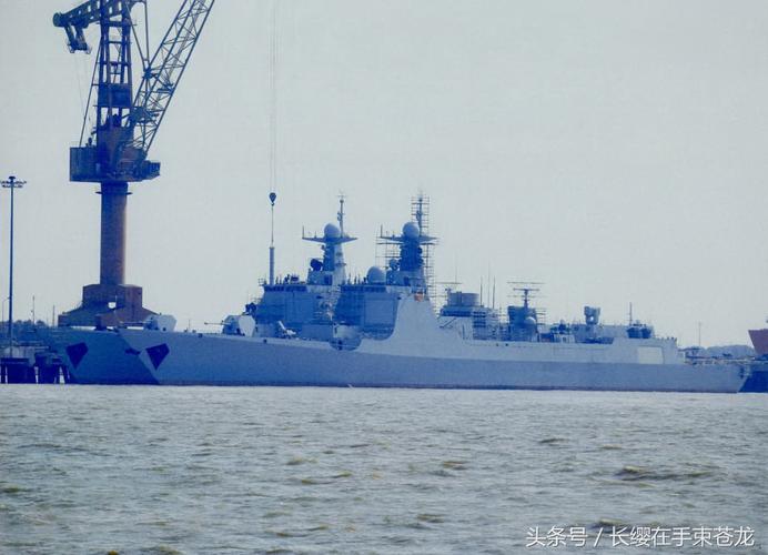 舾装中的海军新型052d级导弹驱逐舰!