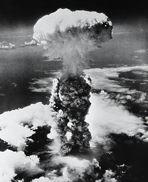 原子弹在广岛爆炸那刻年轻寡妇原地蒸发日军内部谎称天降陨石