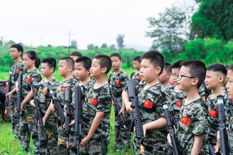 暑假瑞鑫军事特训夏令营,让孩子们在实践中锻炼身心