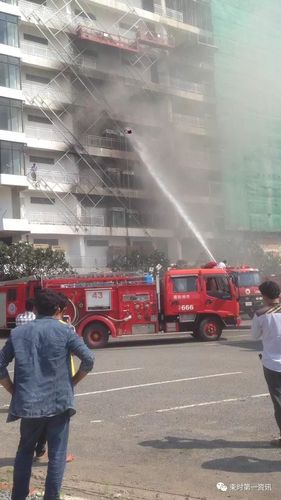 十层高大楼起火,出动近20辆消防车灭火