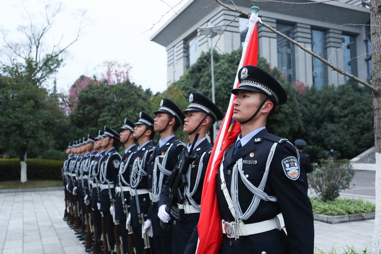 "我志愿成为中华人民共和国人民警察,献身于崇高的人民公安事业,坚决