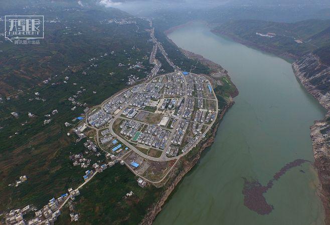 7月2日,云南省永善县黄华镇的一处库区移民新村安置在一片台地上.