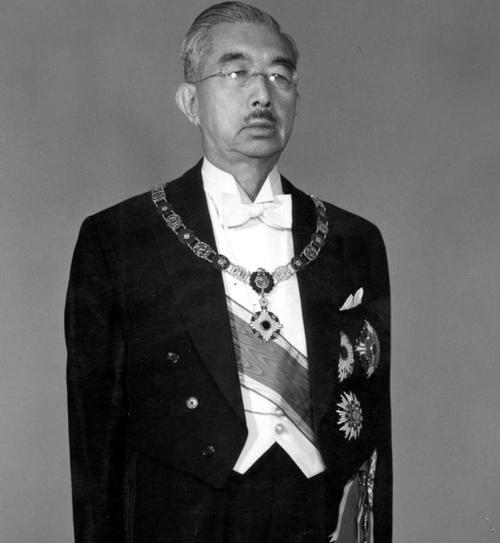 二战日本战败后,裕仁天皇为啥既没有切腹自杀,也没有受到审判?