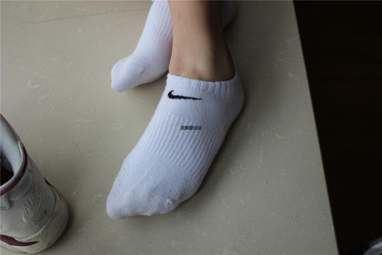 [白袜] [12人赞]漂亮娇羞学妹运动鞋里闷的热乎乎的原味白袜脚,袜尖的