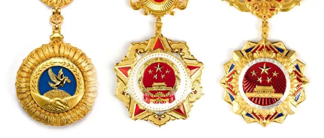 从左至右,友谊勋章,共和国勋章,国家荣誉称号奖章