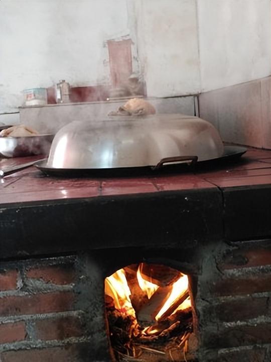 农村人为何喜欢用柴火灶做饭,仅仅只是因为做出来的饭菜香吗?