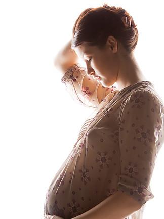 30家庭,孕产和怀孕的概念— —剪影背光美丽孕妇的照片家庭,孕产和