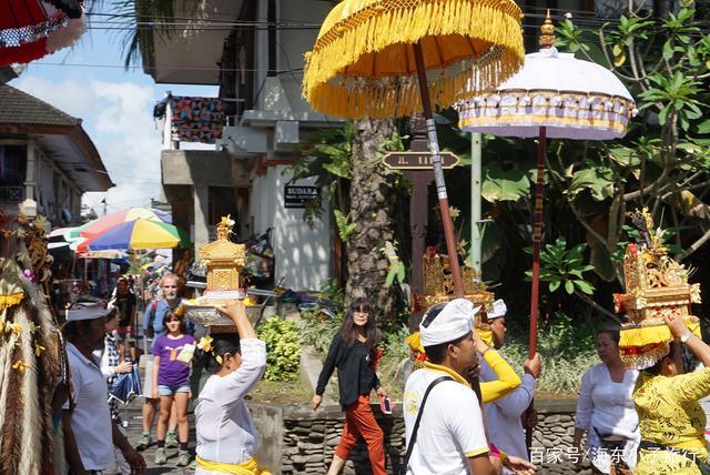在印度尼西亚巴厘岛乌布小镇看当地市民的民俗活动