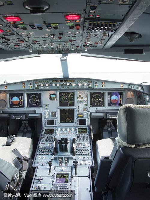 空客a330飞机的驾驶舱,包括前面,头顶和行人面板