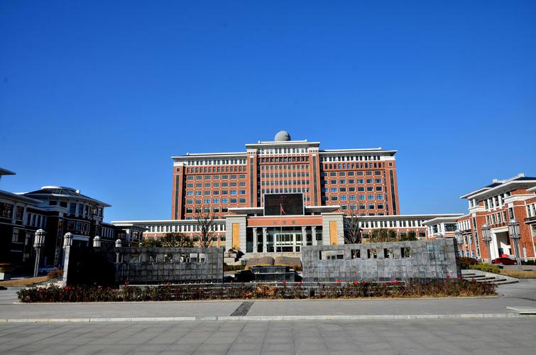 ">淮南第二中学是位于安徽省淮南市的一所公立高级中学,简称淮南二中