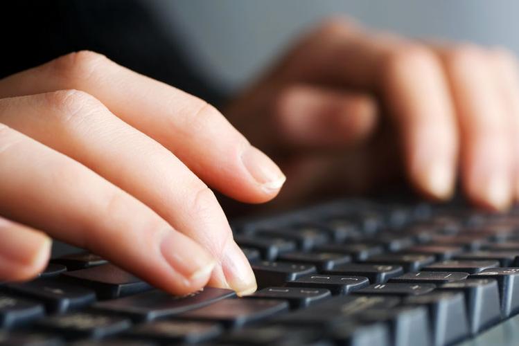 电脑键盘上的女性手打字