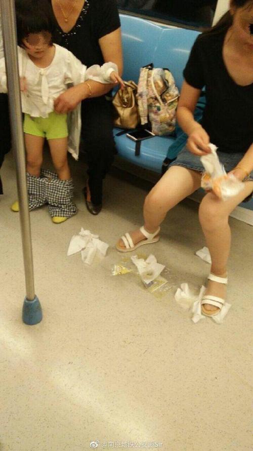 小女孩在地铁车厢里小便一车厢人忙躲尿