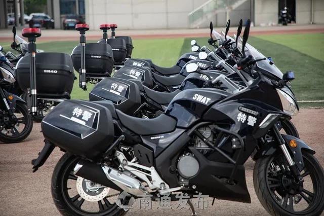 图为南通公安巡特警摩托车队员们和新配置的警用摩托车.