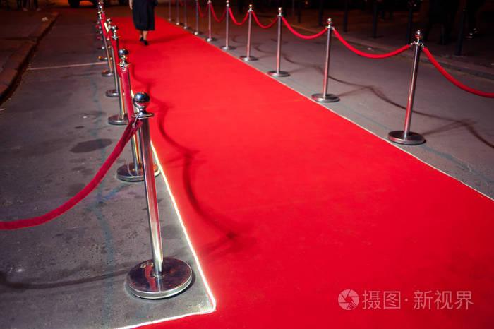 入口的绳索屏障之间的长红地毯
