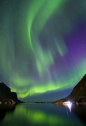 太阳风暴在挪威上空制造出绚丽的北极光