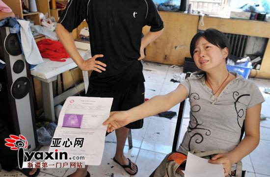 王媛(化名)拿出自己的病例,称自己已怀孕一个月时间,被老板娘肚子上踹