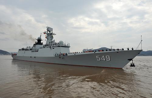 3月24日,导弹护卫舰常州舰徐徐驶离浙江舟山某军港码头.