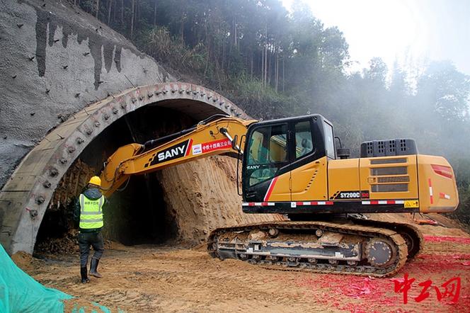 沙南高速公路隧道开始进洞施工 王琪 摄