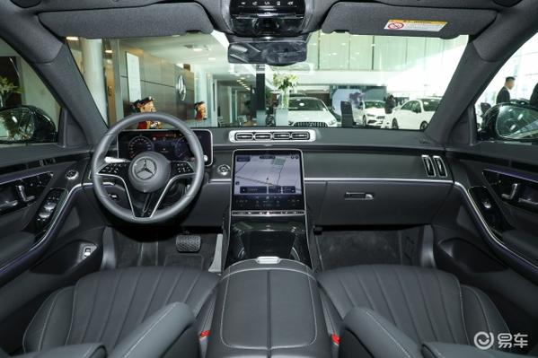 内饰部分,全新奔驰s级采用最新的设计风格,其中仪表盘与中控屏幕的