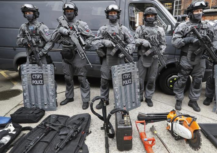图:伦敦新增反恐特警向媒体展示他们的装备  美联社