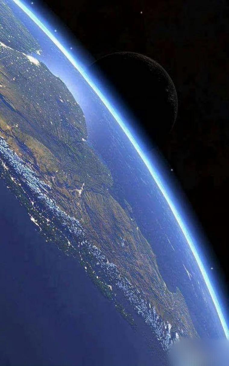 从太空看南美洲大陆,安第斯山脉漫长的积雪线一览无余,那是亚马逊水系