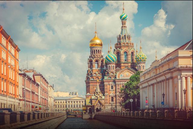俄罗斯第二大城市圣彼得堡应该在每个旅游爱好者的名单上.