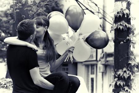 气球的爱爱情侣亲吻,与室外的气球照片