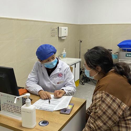 12月6日,湖南省人民医院临床营养科营养师给患者进行诊疗.