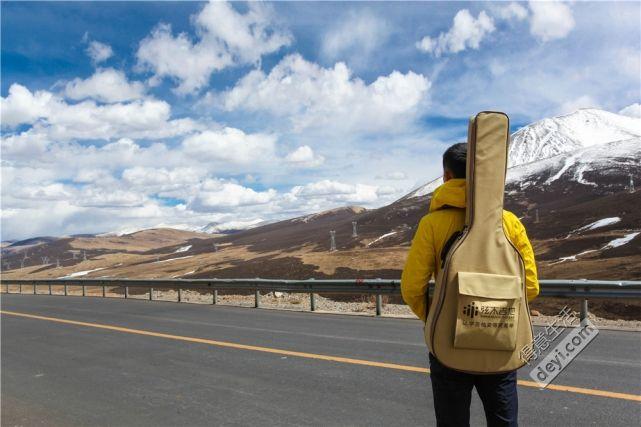 武汉帅哥背着吉他去西藏,结果成了一道风景线.